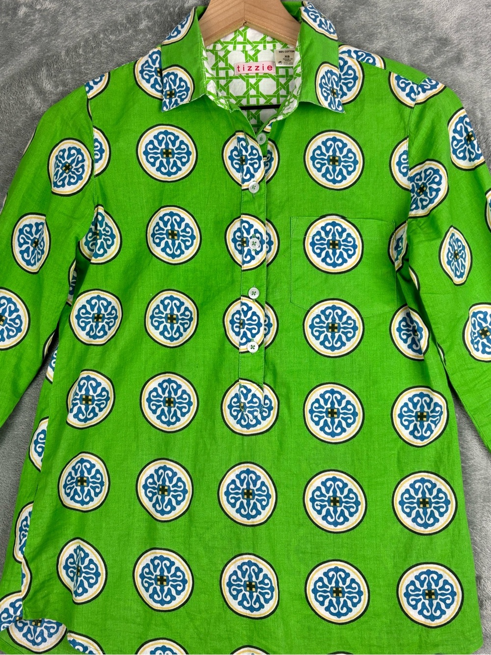 Tizzie Dizzy Lizzie Shirt Womens XS Green Medallion Henley Popover Roll Tab - Picture 8 of 13